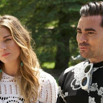 Dan Levy y Annie Murphy en 4x05 'DEP Moira Rose' de 'Schitt's Creek'