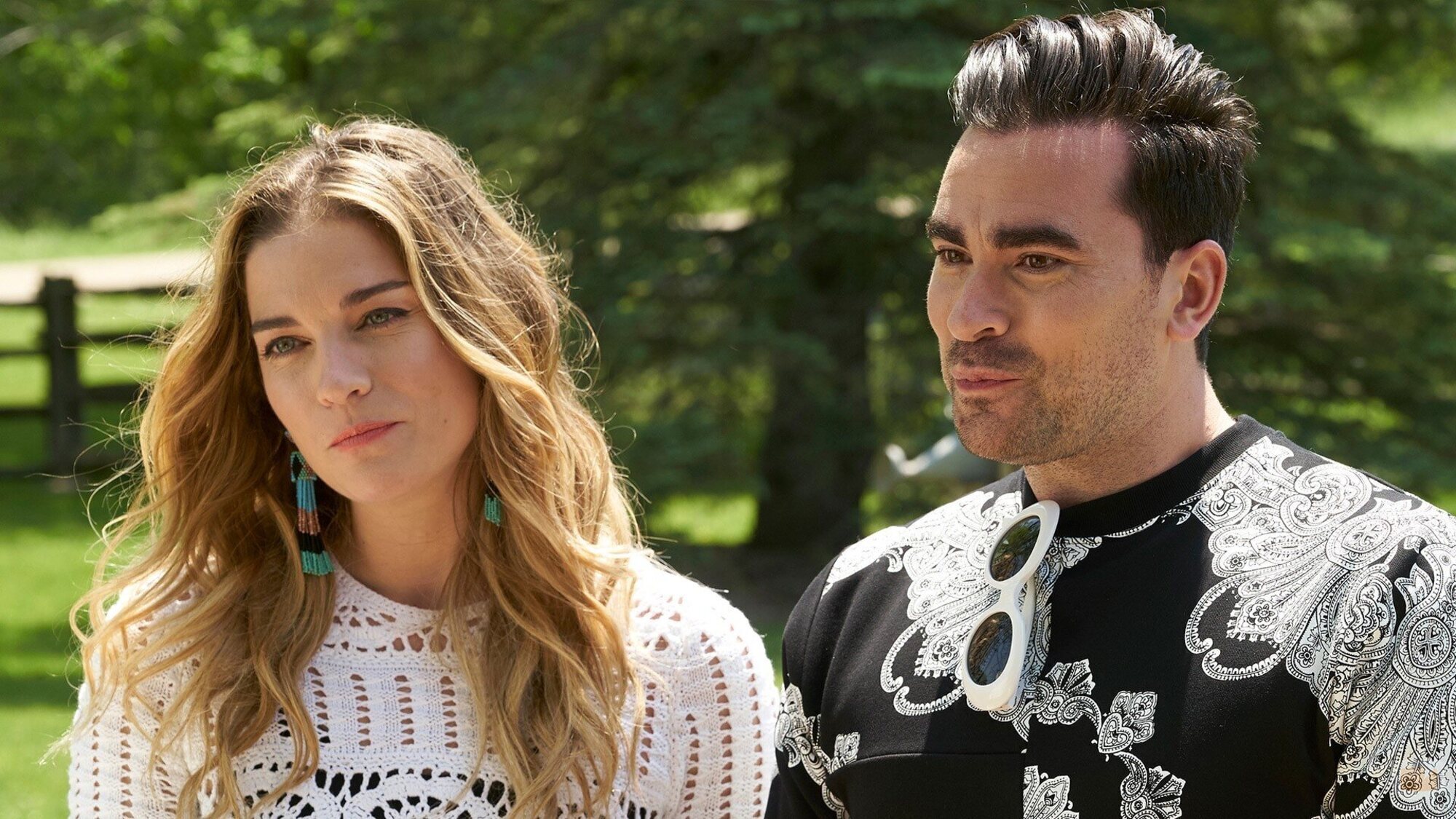 Dan Levy y Annie Murphy en 4x05 'DEP Moira Rose' de 'Schitt's Creek'