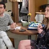 Dan Levy y Annie Murphy en 4x01 titulado 'Un muerto en la cuatro' de 'Schitt's Creek'