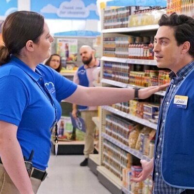 Lauren Ash y Ben Feldman en 'Intimidación en el Trabajo' de 'Superstore'