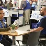 Colton Dunn y Nico Santos en la temporada 3 y el capítulo 06 de 'Superstore'