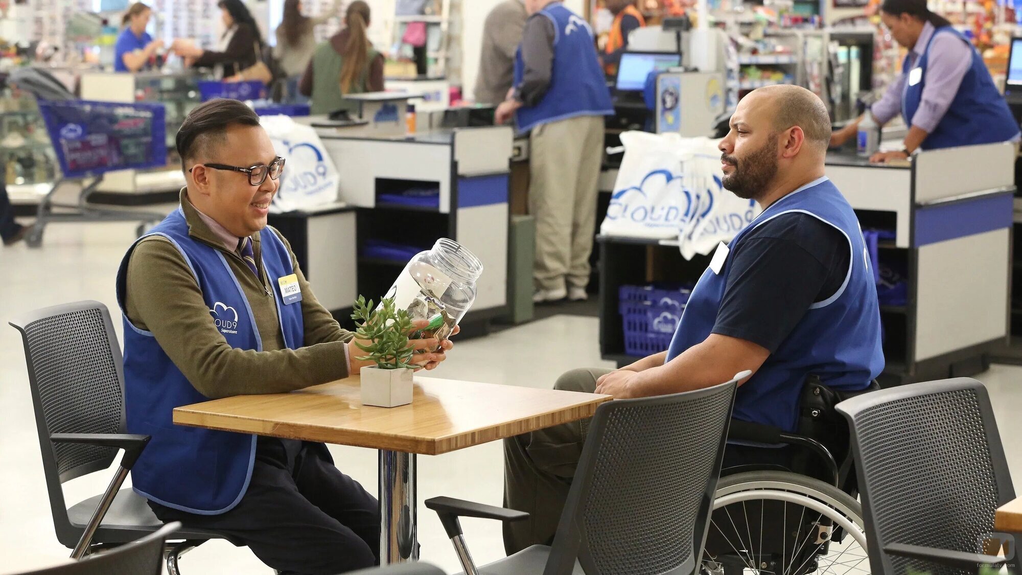 Colton Dunn y Nico Santos en la temporada 3 y el capítulo 06 de 'Superstore'