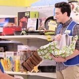 Ben Feldman y Colton Dunn en 3x07 'Nochebuena' de 'Superstore'