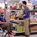 Ben Feldman y Colton Dunn en Capítulo 7 titulado 'Nochebuena' de 'Superstore'