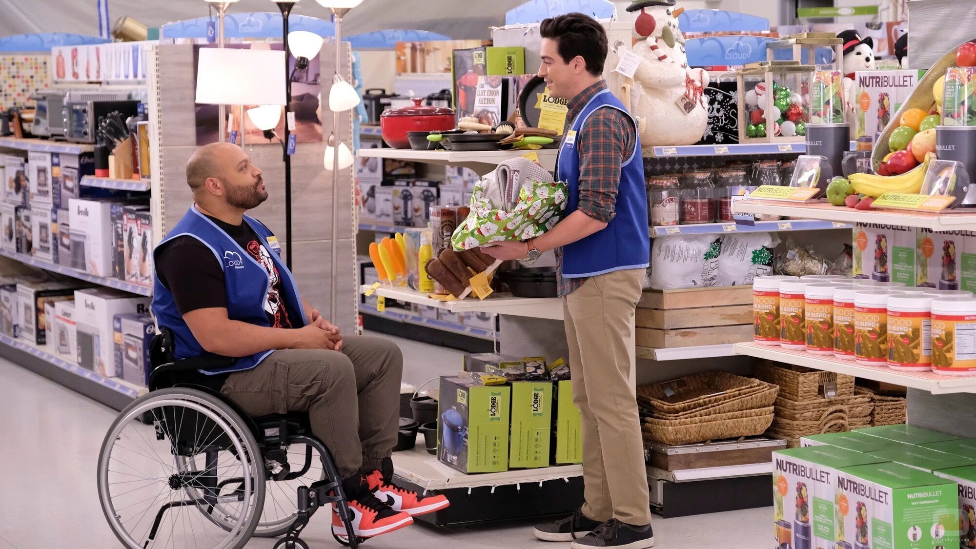 Ben Feldman y Colton Dunn en Capítulo 7 titulado 'Nochebuena' de 'Superstore'