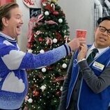 Nico Santos y Mark McKinney en 3x07 titulado 'Nochebuena' de 'Superstore'