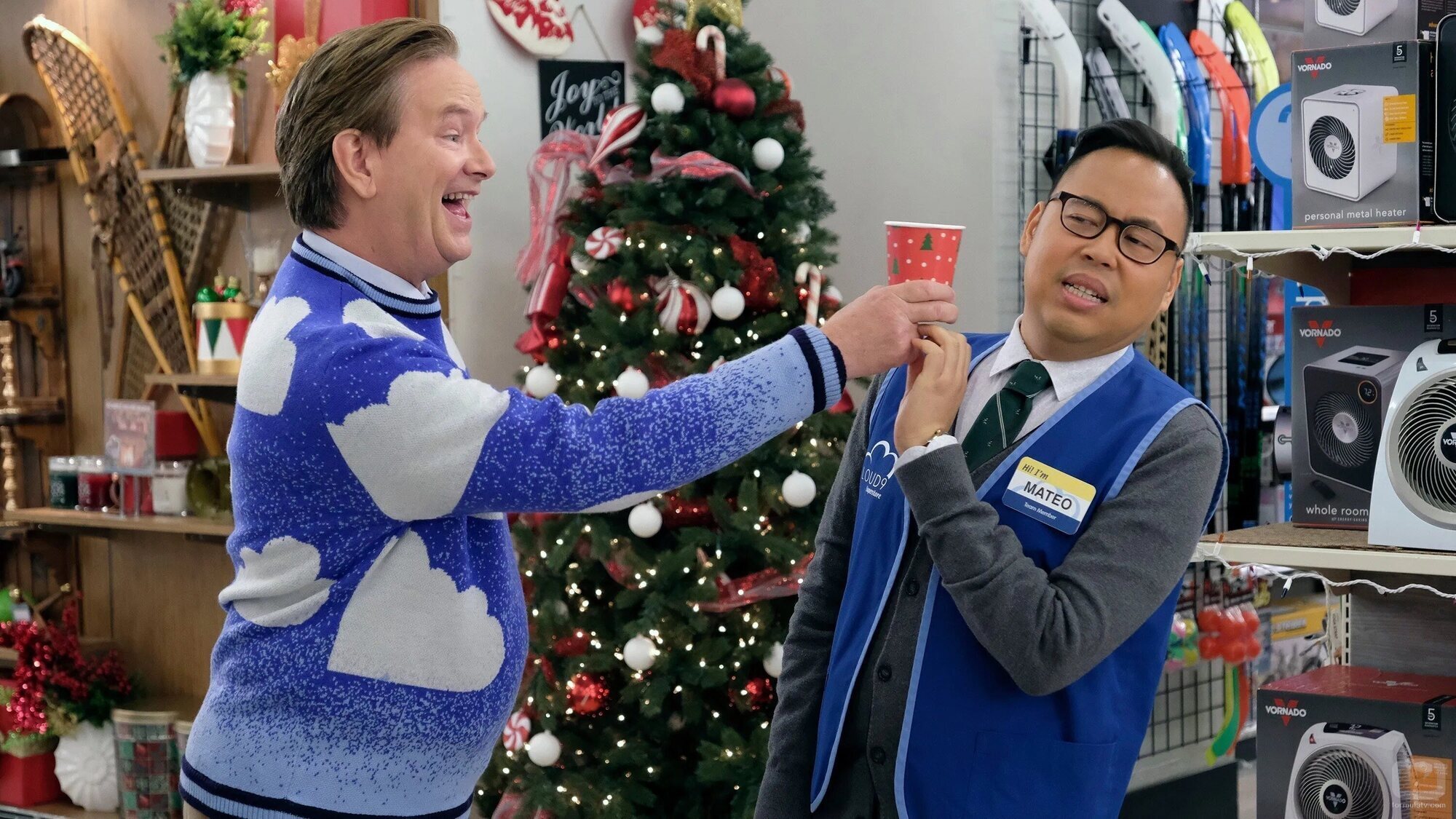 Nico Santos y Mark McKinney en 3x07 titulado 'Nochebuena' de 'Superstore'