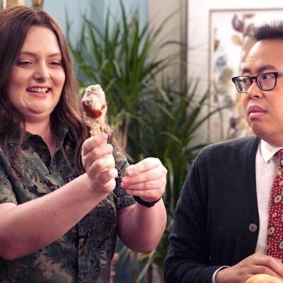 Lauren Ash y Nico Santos en Capítulo 9 titulado 'Fiesta de los Globos de Oro' de 'Superstore'