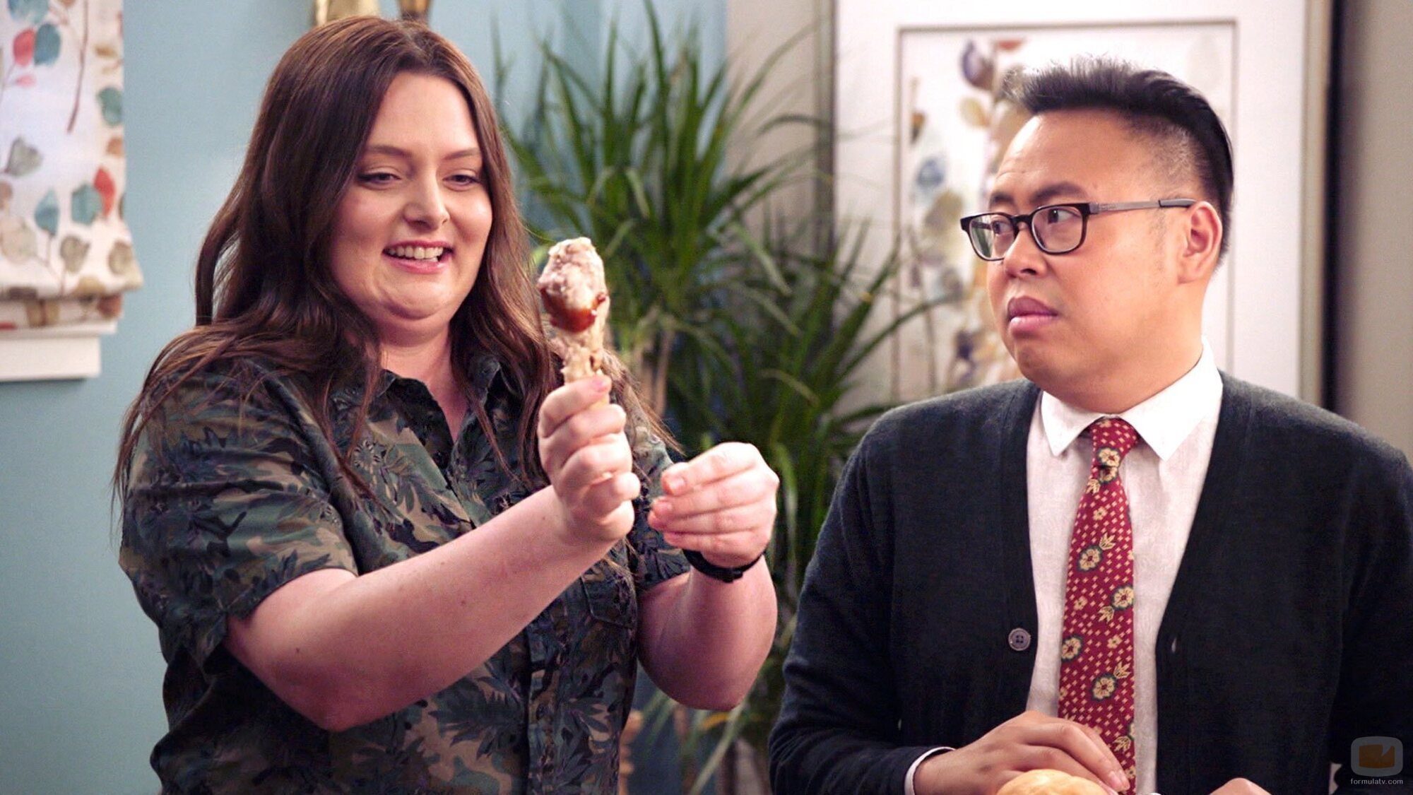 Lauren Ash y Nico Santos en Capítulo 9 titulado 'Fiesta de los Globos de Oro' de 'Superstore'