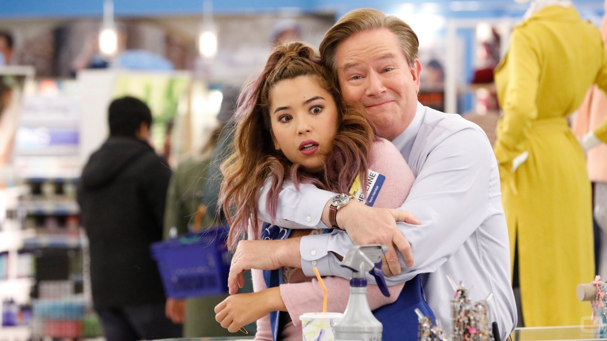 Mark McKinney y Nichole Bloom en 'Tienda de Alto Volumen' de 'Superstore'