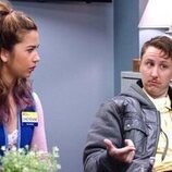 Johnny Pemberton y Mark McKinney en 'Tienda de Alto Volumen' de 'Superstore'