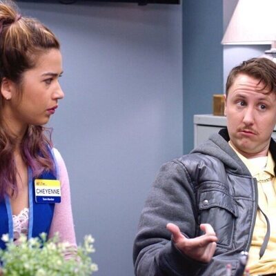 Johnny Pemberton y Mark McKinney en 'Tienda de Alto Volumen' de 'Superstore'