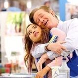 Foto de Mark McKinney y Nichole Bloom en la temporada 3 y el capítulo 10 de 'Superstore'