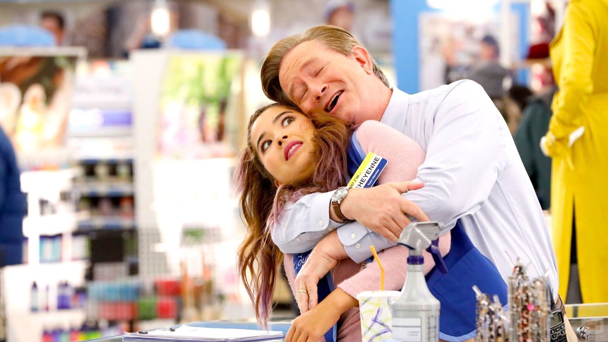 Foto de Mark McKinney y Nichole Bloom en la temporada 3 y el capítulo 10 de 'Superstore'