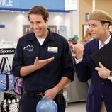Jon Barinholtz y Michael Bunin en 'Tienda de Alto Volumen' de 'Superstore'