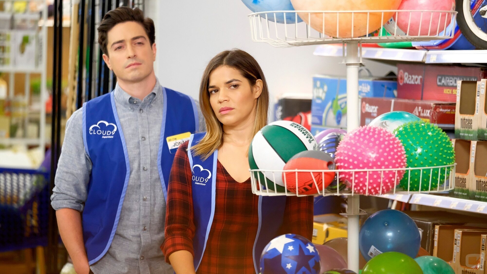 America Ferrera y Ben Feldman en 'Ángeles y Sirenas' de 'Superstore'