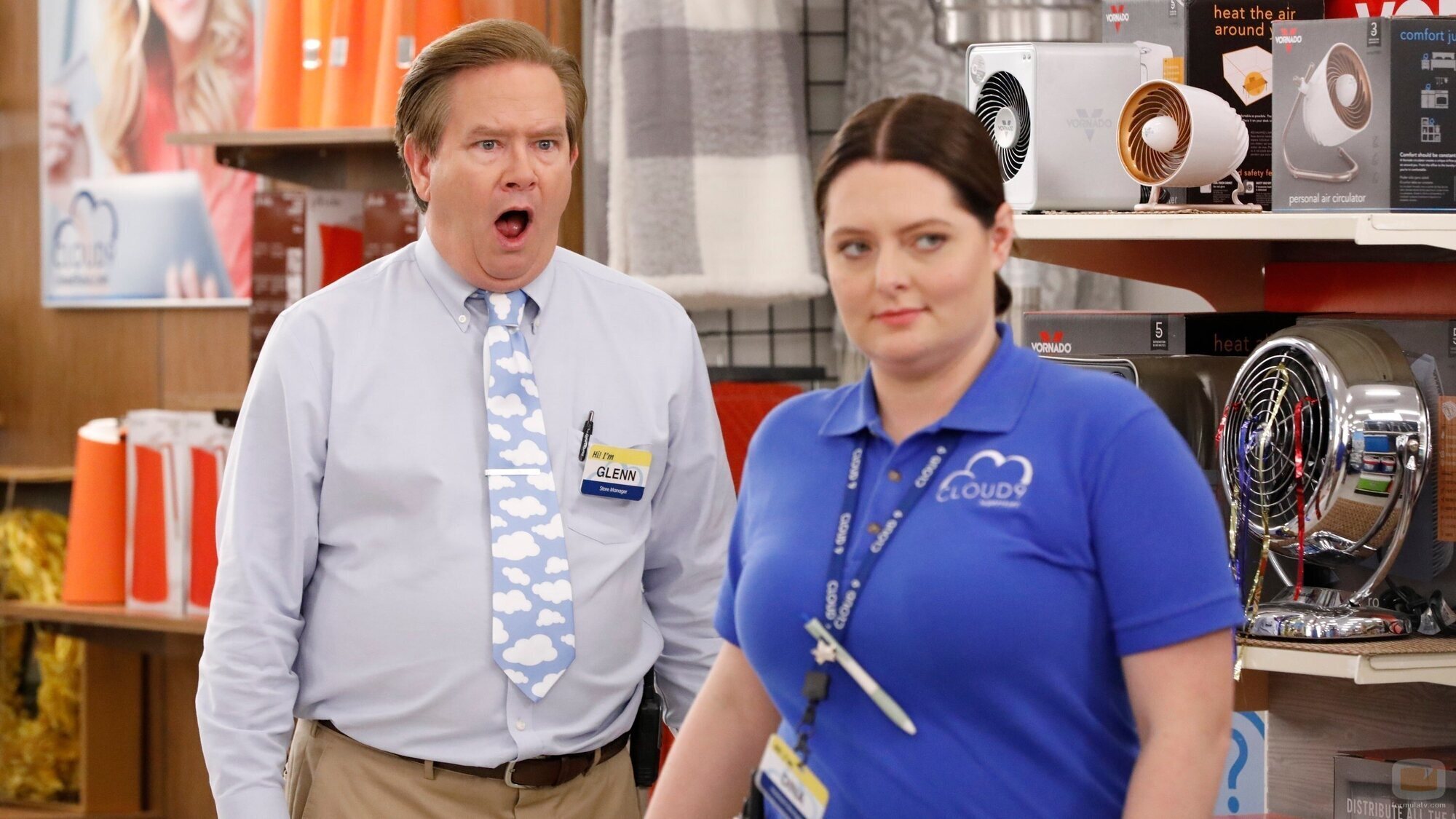 Lauren Ash y Mark McKinney en el 3x11 de 'Superstore'