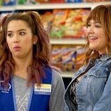 Nichole Bloom y Mary Hollis Inboden en 3x11 'Ángeles y Sirenas' de 'Superstore'