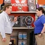 Lauren Ash y Mark McKinney en 3x11 titulado 'Ángeles y Sirenas' de 'Superstore'