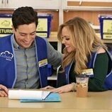 Ben Feldman y Kelly Stables en la temporada 3 y el capítulo 12 de 'Superstore'
