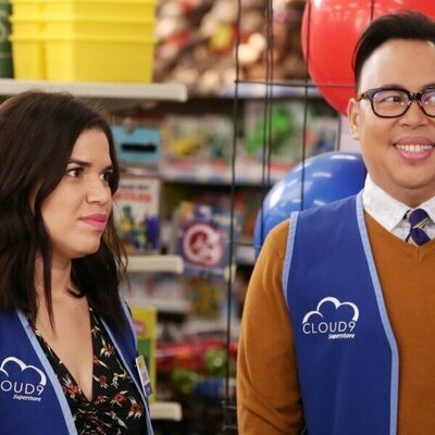 America Ferrera y Nico Santos en Capítulo 12 titulado 'Día de la Marmota' de 'Superstore'