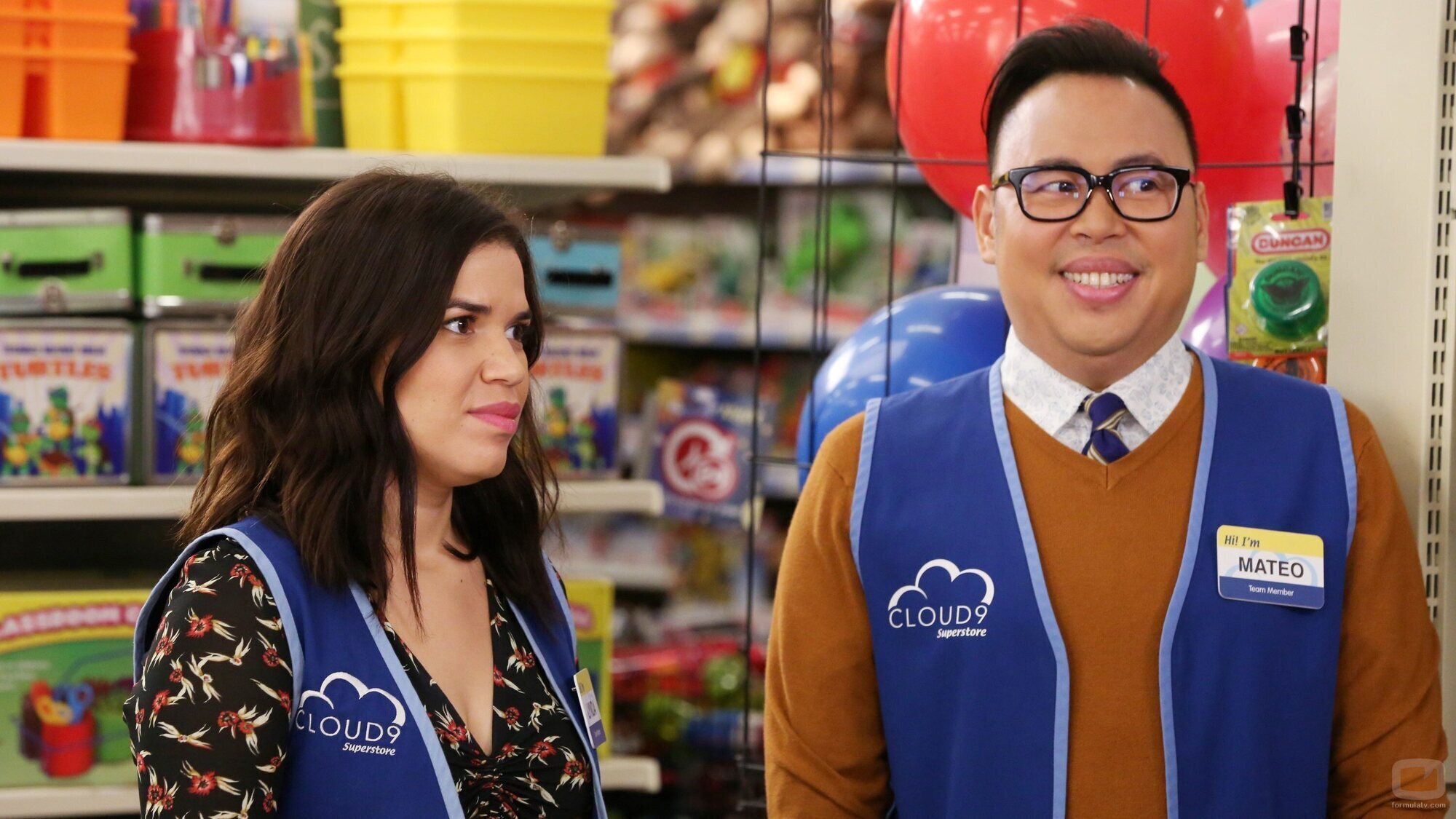 America Ferrera y Nico Santos en Capítulo 12 titulado 'Día de la Marmota' de 'Superstore'
