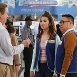 Nico Santos y Nichole Bloom en 3x12 'Día de la Marmota' de 'Superstore'