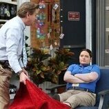 Lauren Ash y Mark McKinney en 3x12 titulado 'Día de la Marmota' de 'Superstore'