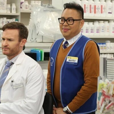 Nico Santos y Josh Lawson en la temporada 3 y el capítulo 12 de 'Superstore'
