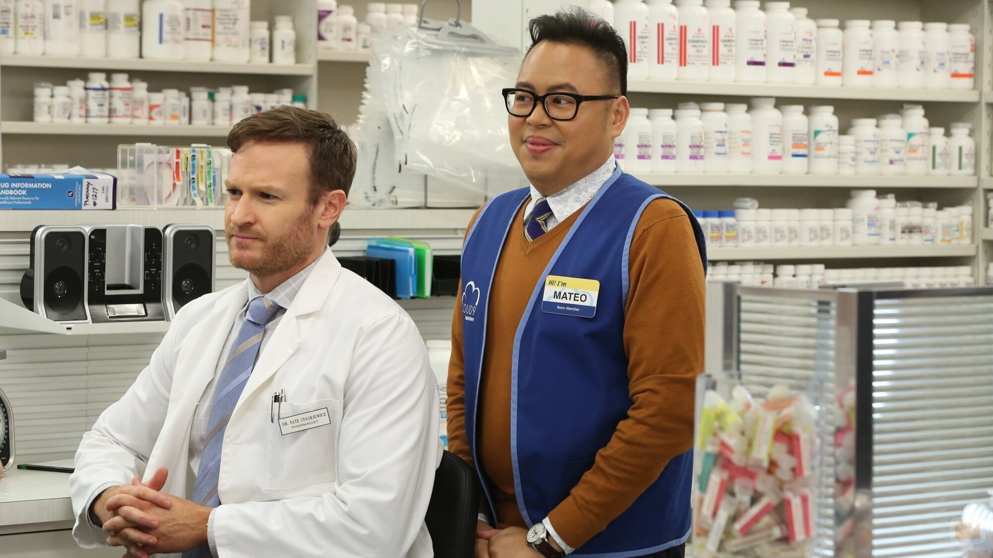 Nico Santos y Josh Lawson en la temporada 3 y el capítulo 12 de 'Superstore'