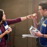 America Ferrera y Ben Feldman en 'Lanzamiento de videojuego' de 'Superstore'