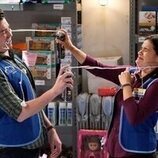 America Ferrera y Ben Feldman en 3x13 'Lanzamiento de videojuego' de 'Superstore'