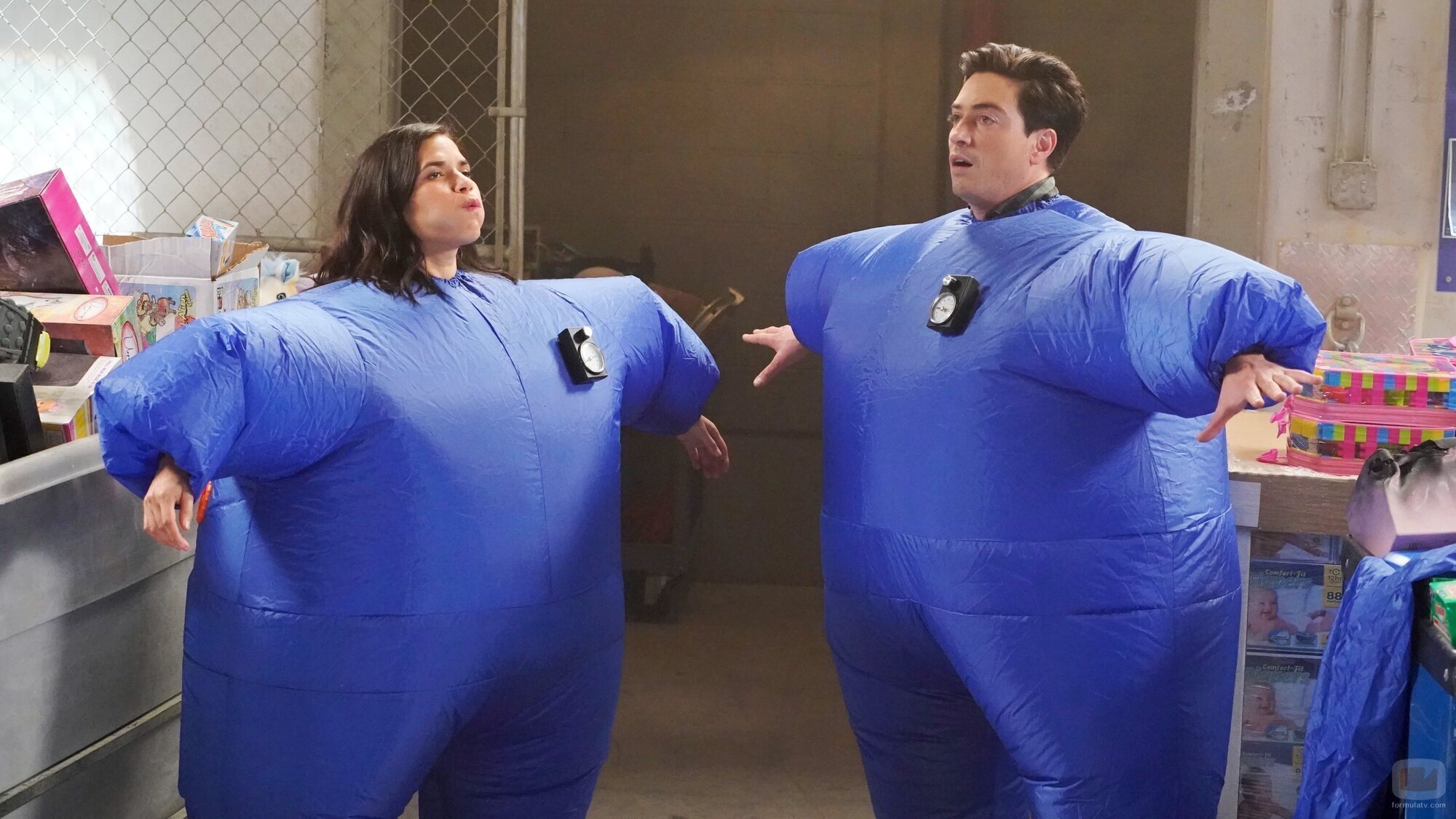 America Ferrera y Ben Feldman en el 3x13 de 'Superstore'
