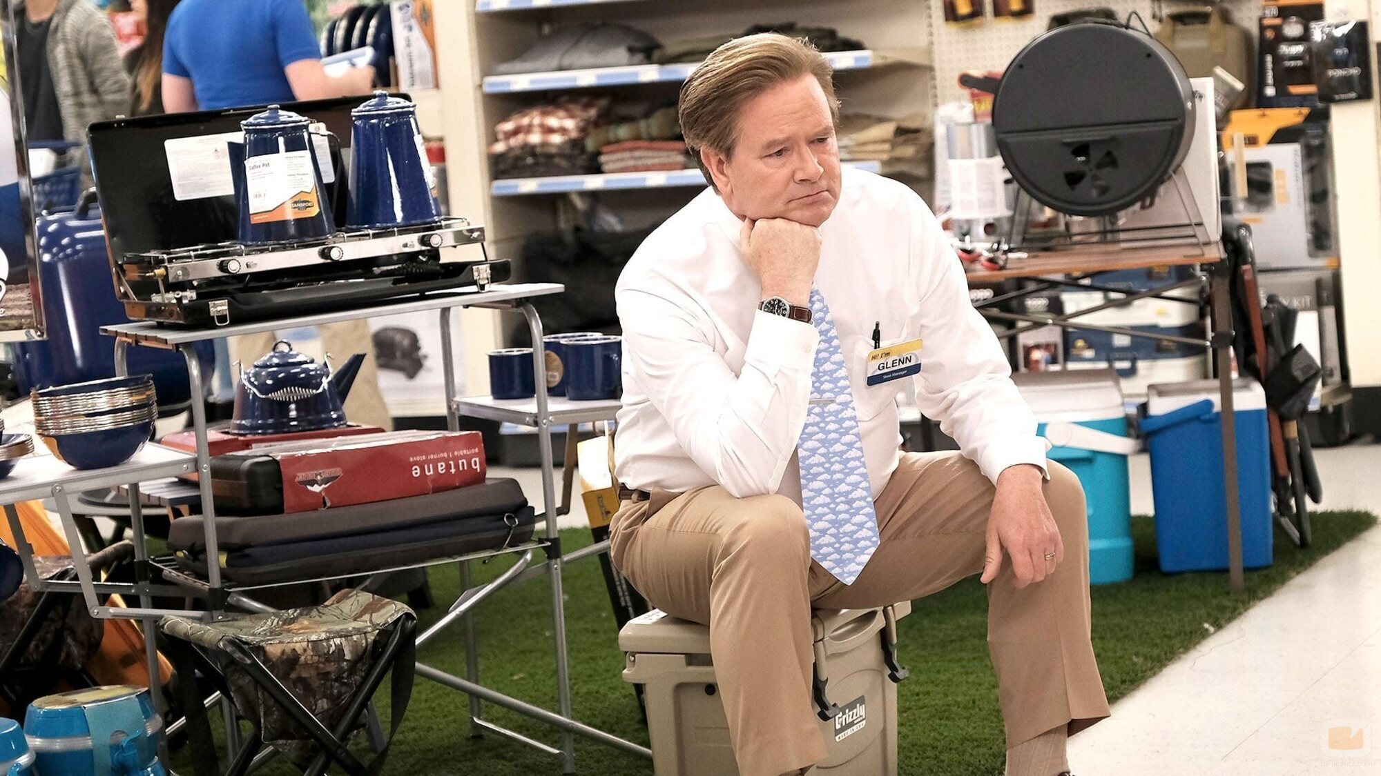 Mark McKinney en 3x15 'Amnestía' de 'Superstore'