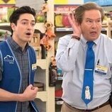 Ben Feldman y Mark McKinney en el 3x18 de 'Superstore'