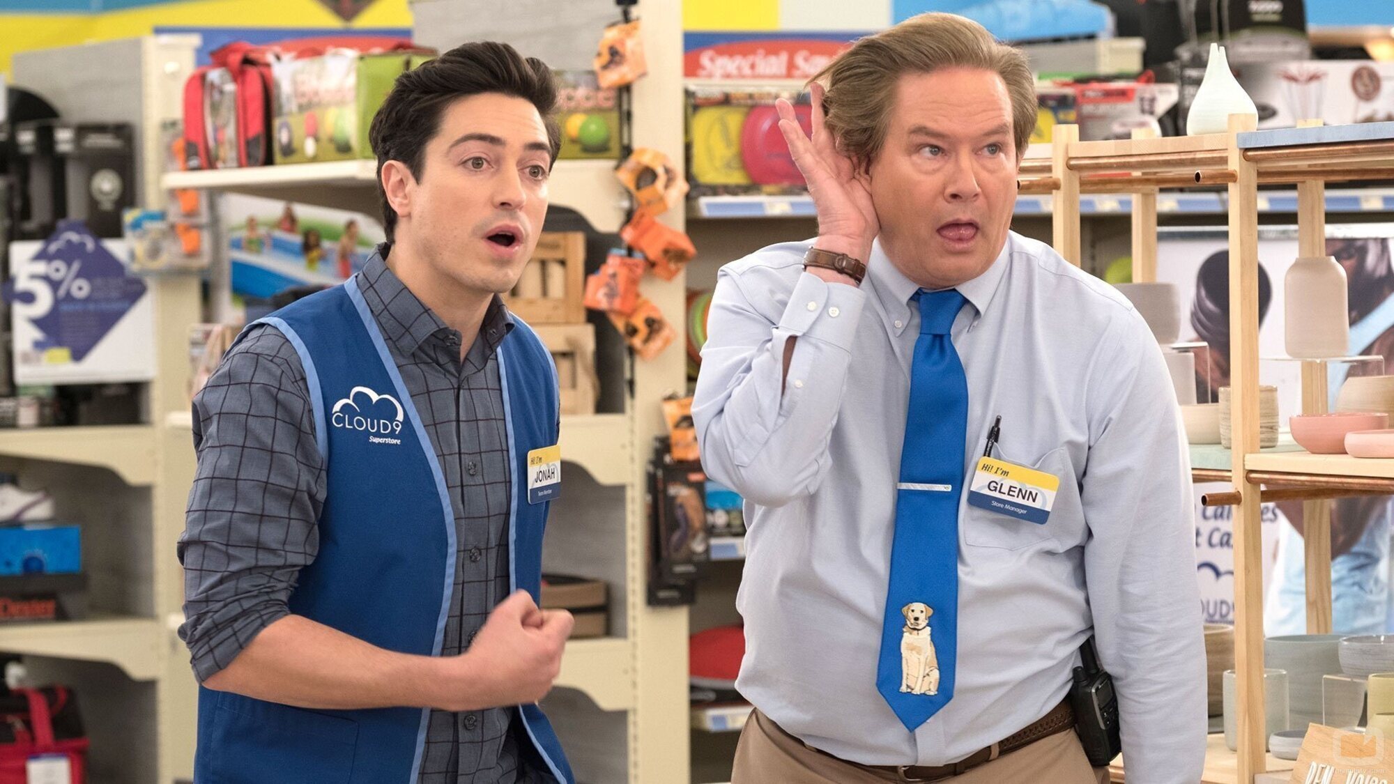 Ben Feldman y Mark McKinney en el 3x18 de 'Superstore'
