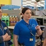 Lauren Ash y Ben Feldman en 3x18 'Día del comerciante local' de 'Superstore'
