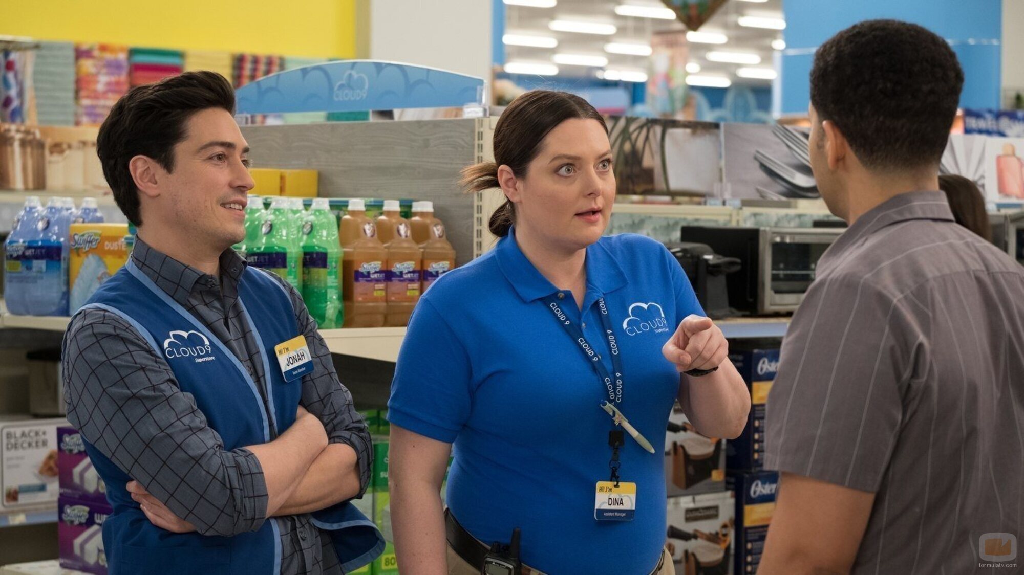 Lauren Ash y Ben Feldman en 3x18 'Día del comerciante local' de 'Superstore'