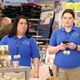 Lauren Ash y Kaliko Kauahi en Capítulo 19 titulado 'Lotería' de 'Superstore'