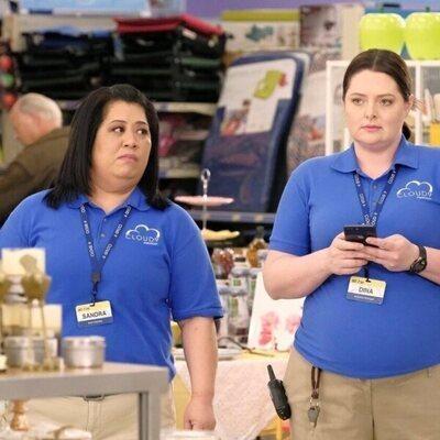 Lauren Ash y Kaliko Kauahi en Capítulo 19 titulado 'Lotería' de 'Superstore'