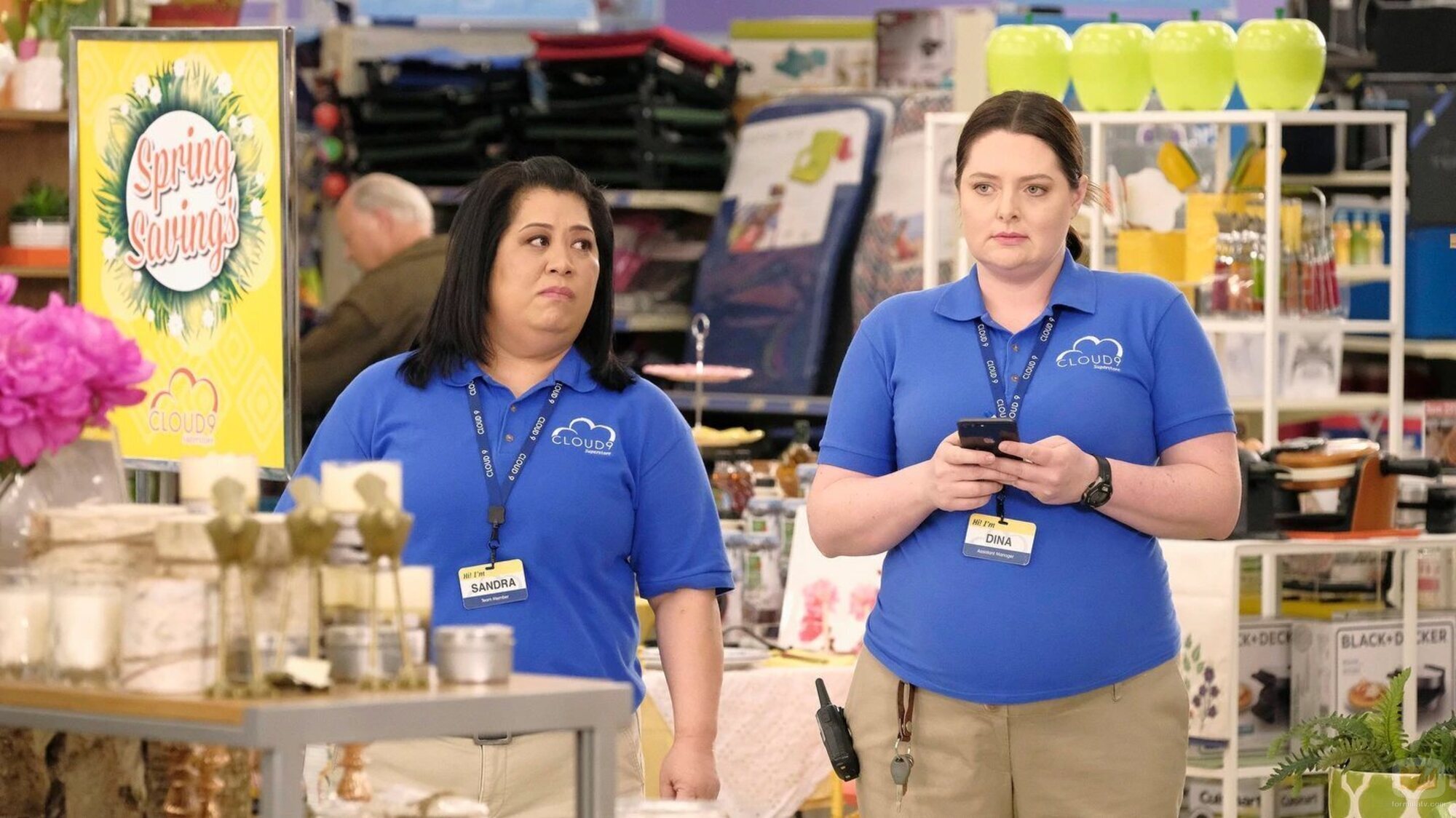 Lauren Ash y Kaliko Kauahi en Capítulo 19 titulado 'Lotería' de 'Superstore'