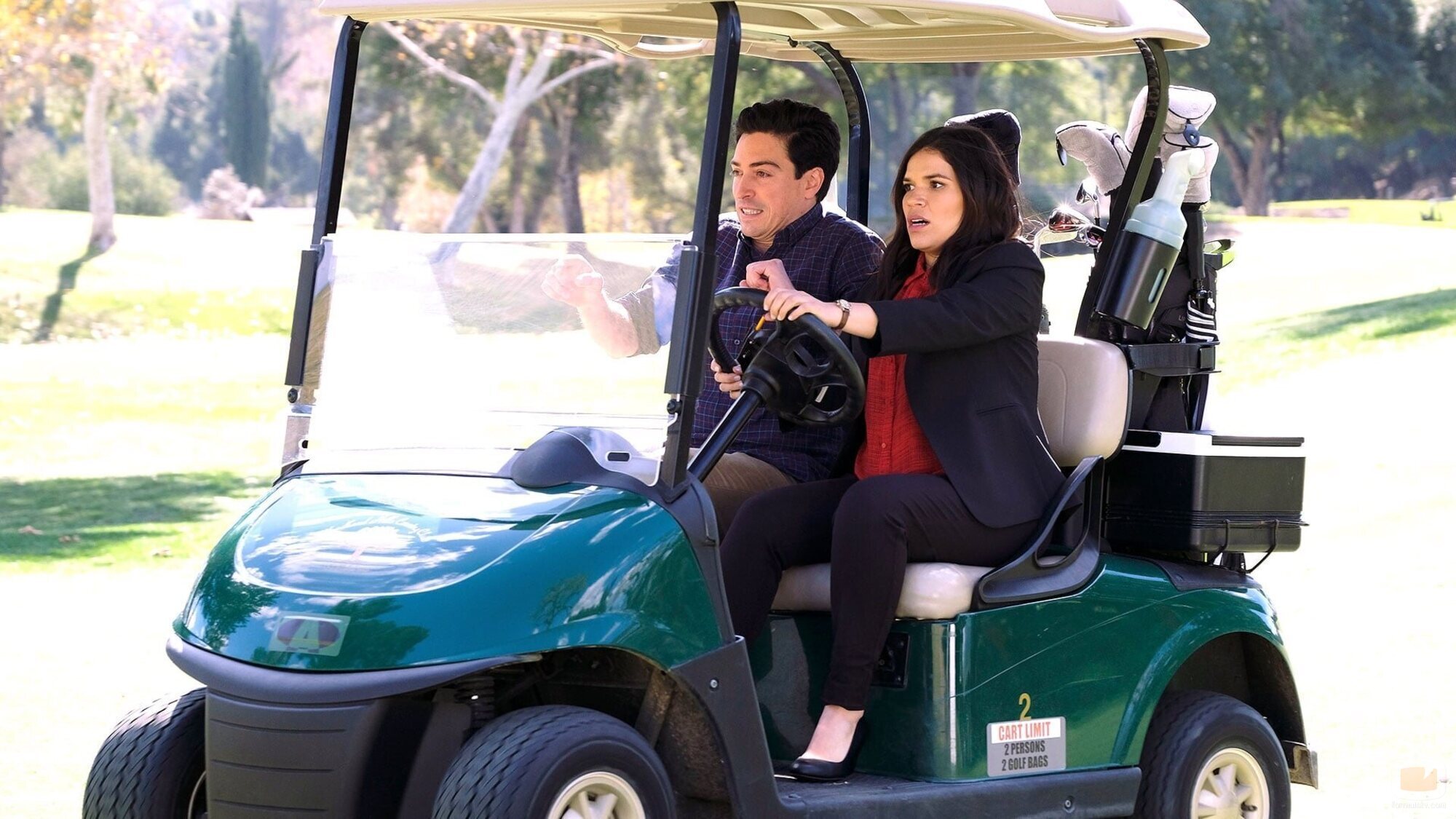America Ferrera y Ben Feldman en 3x19 titulado 'Lotería' de 'Superstore'