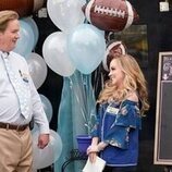 Mark McKinney y Kelly Stables en Capítulo 20 titulado 'El sexo del bebé' de 'Superstore'