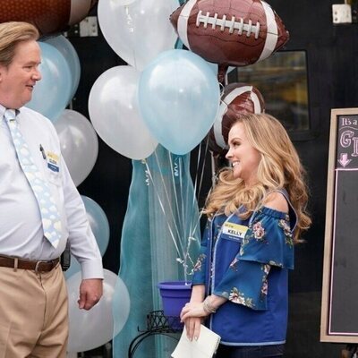 Mark McKinney y Kelly Stables en Capítulo 20 titulado 'El sexo del bebé' de 'Superstore'