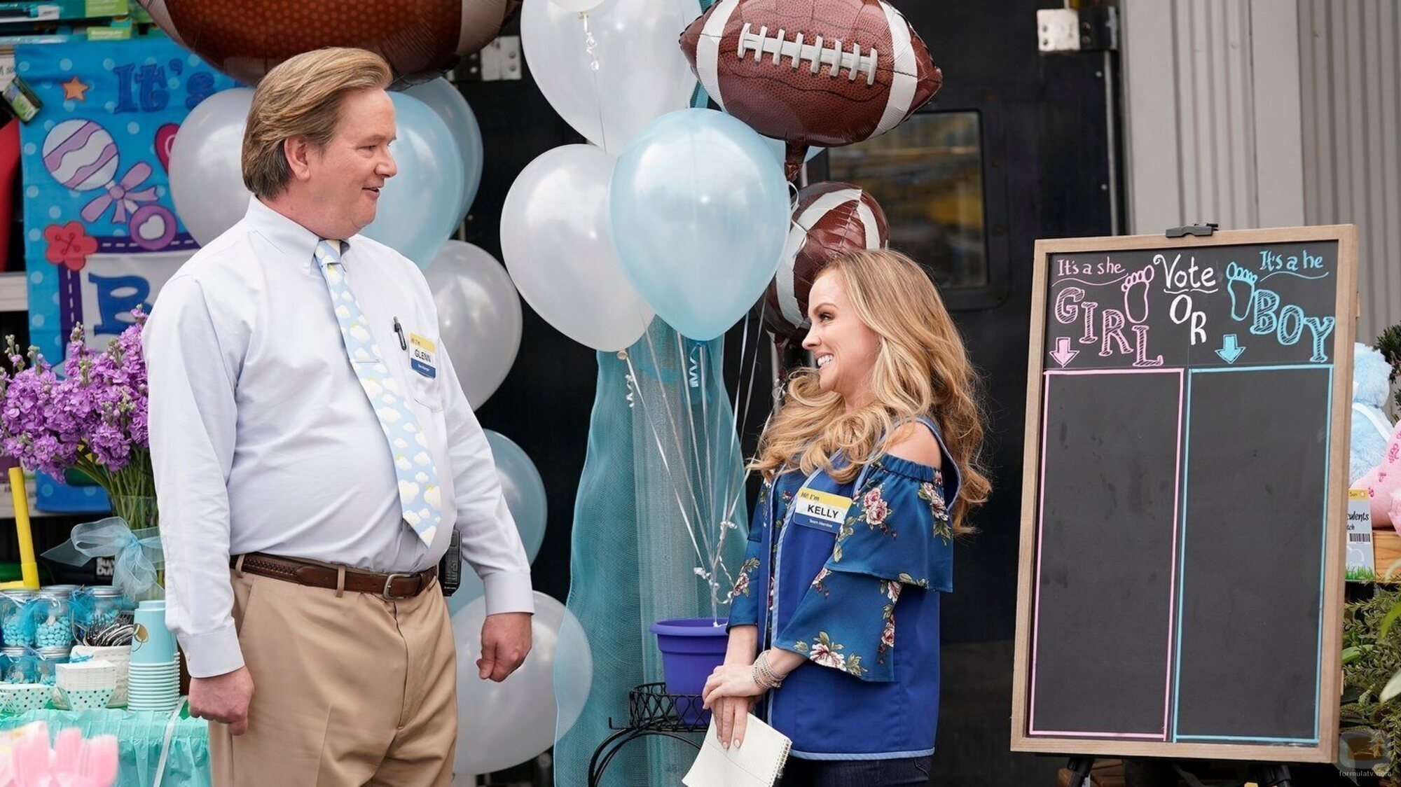 Mark McKinney y Kelly Stables en Capítulo 20 titulado 'El sexo del bebé' de 'Superstore'