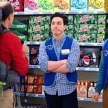 Ben Feldman y Nico Santos en el 3x20 de 'Superstore'