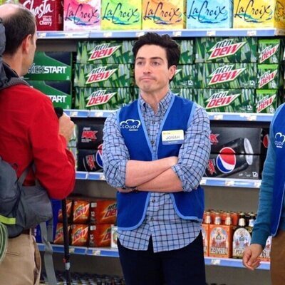 Ben Feldman y Nico Santos en el 3x20 de 'Superstore'