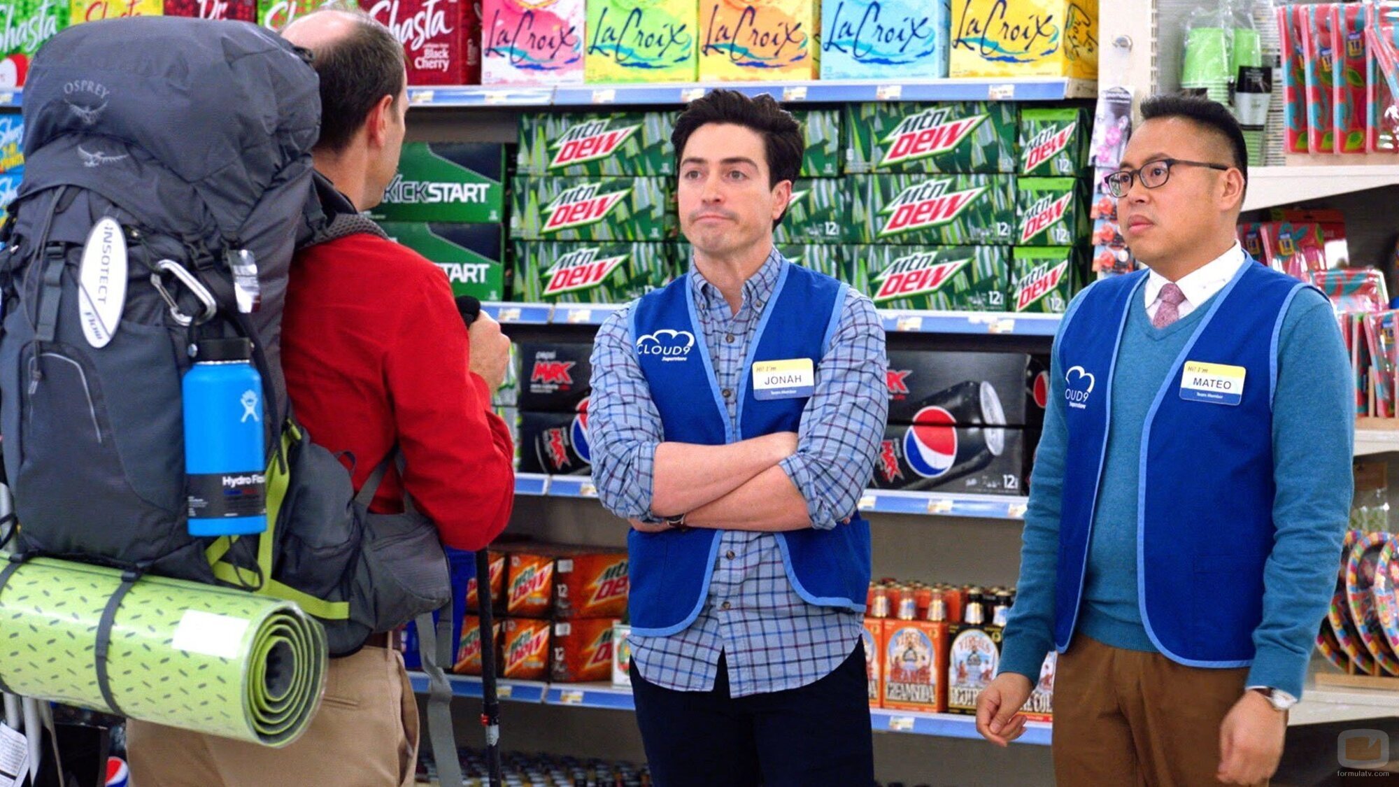 Ben Feldman y Nico Santos en el 3x20 de 'Superstore'