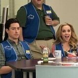 Ben Feldman y Kelly Stables en el 3x21 de 'Superstore'