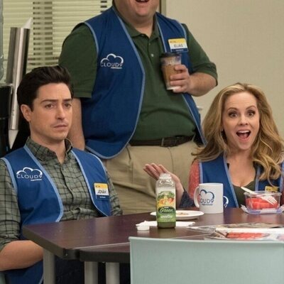 Ben Feldman y Kelly Stables en el 3x21 de 'Superstore'